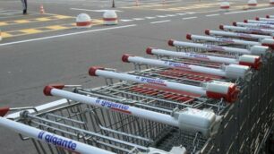 La banda agiva nei parcheggi dei supermercati