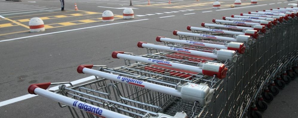 La banda agiva nei parcheggi dei supermercati