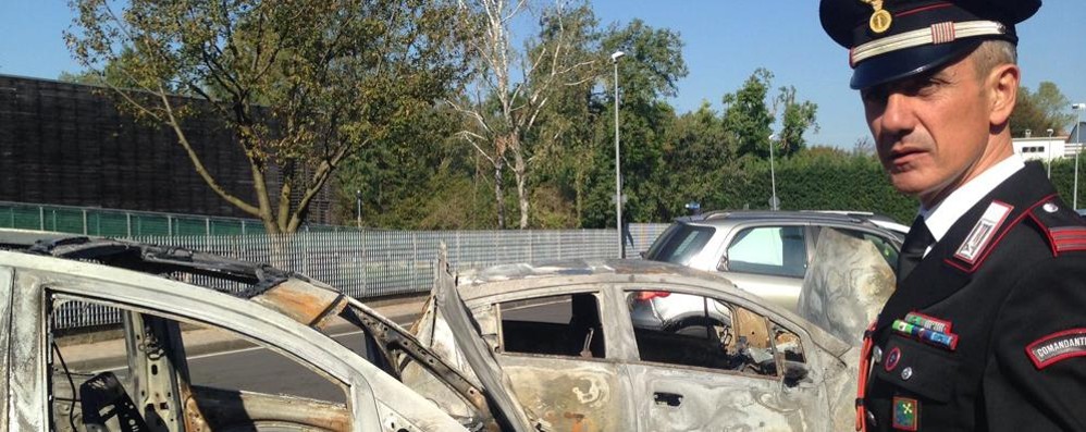 Villasanta, auto bruciate nella notte tra domenica e lunedì 9 ottobre: il comandante dei carabinieri Luca Carboni in via della Resega