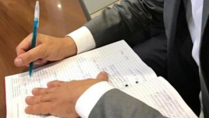 Massimo Tenani di Sbabam firma dal notaio russo