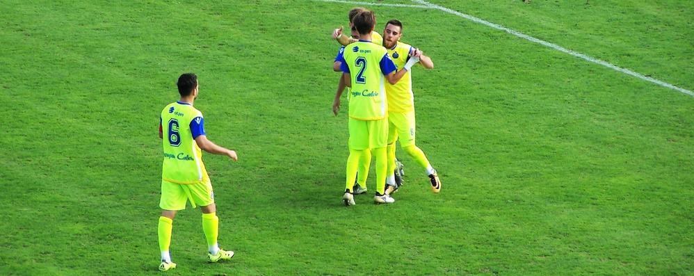 Calcio, Seregno: l'esultanza seregnese dopo il pareggio di Artaria