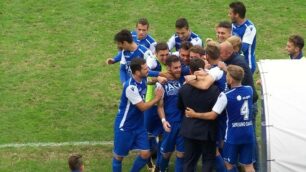 Calcio, Seregno: l'abbraccio della squadra al tecnico Andreoletti dopo il gol del 2-1 di Artaria