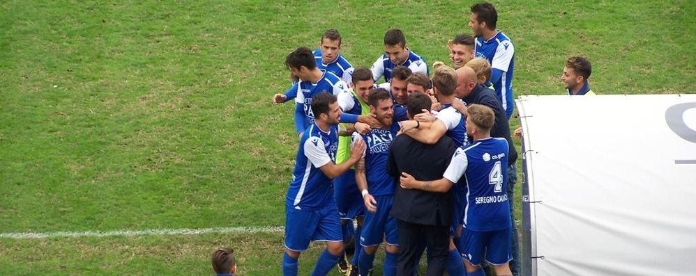 Calcio, Seregno: l'abbraccio della squadra al tecnico Andreoletti dopo il gol del 2-1 di Artaria