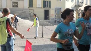 I camminatori di passaggio nel centro di Carate