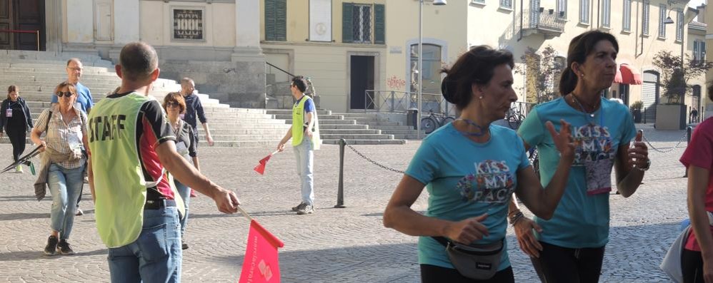 I camminatori di passaggio nel centro di Carate