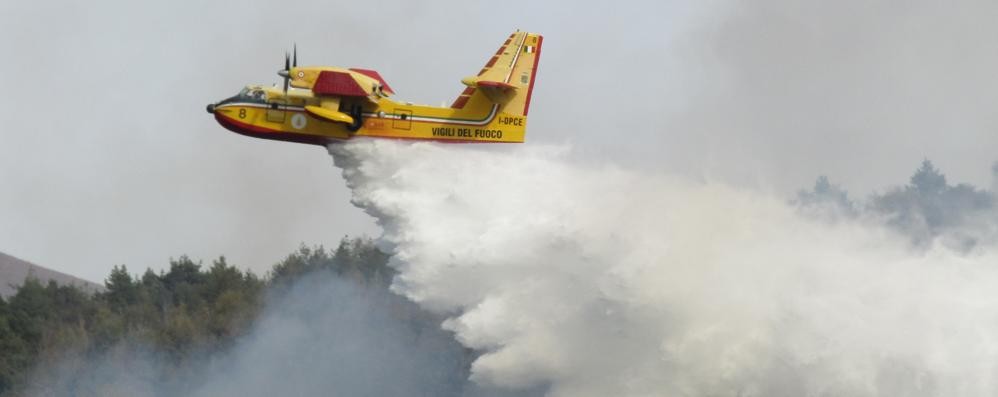 Un Canadair butta acqua sull’incendio