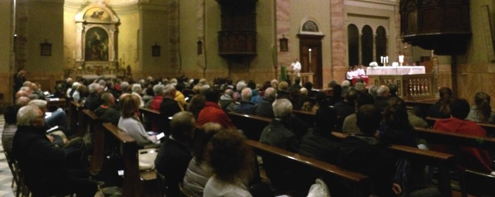 I fedeli in chiesa a Ronco per l’incontro con l’arcivescovo