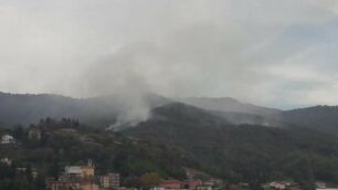 L’incendio che si è sviluppato sopra Albavilla, nel Comasco