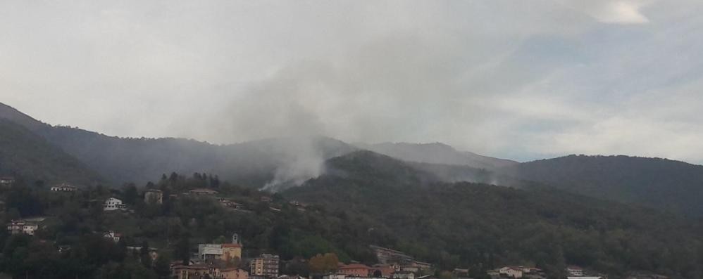 L’incendio che si è sviluppato sopra Albavilla, nel Comasco