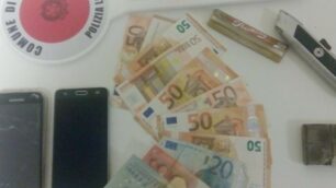 la droga e il denaro sequestrati  all’arrestato