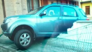 La jeep finita in giardino