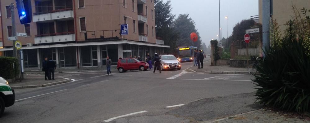 Scontro senza feriti a Giussano, linee del bus bloccate