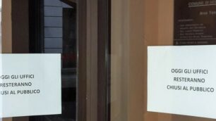 Seregno: i cartelli all'ingresso dell'ufficio tecnico del Comune
