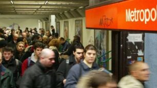 Pendolari all'ingresso della stazione metropolitana