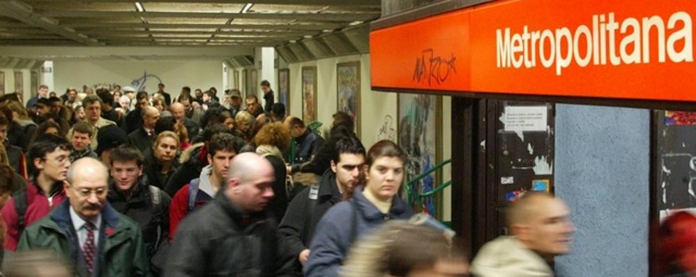 Pendolari all'ingresso della stazione metropolitana