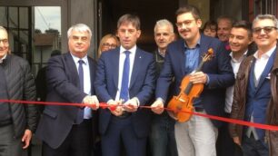 L’inaugurazione della liuteria di Concorezzo con il sindaco Borgonovo e il vicepresidente della Lombardia, Fabrizio Sala