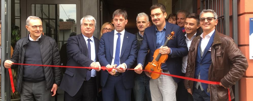 L’inaugurazione della liuteria di Concorezzo con il sindaco Borgonovo e il vicepresidente della Lombardia, Fabrizio Sala