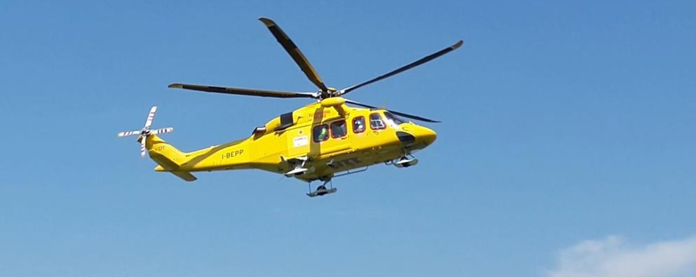 L’eliambualnza atterrata a Ceriano