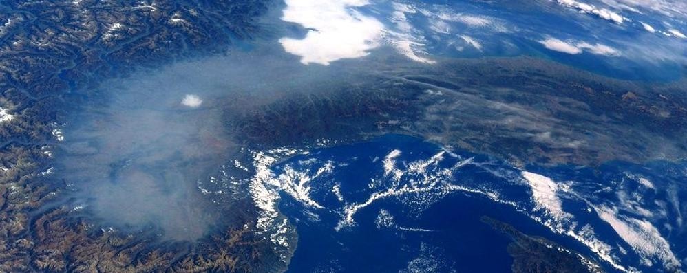 La pianura padana fotografata da Paolo Nespoli dallo spazio il 18 ottobre 2017 - foto @astro_paolo #VITAmission