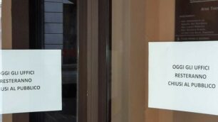 Seregno - I cartelli all'ingresso dell'ufficio tecnico dopo la visita delle forze dell'ordine