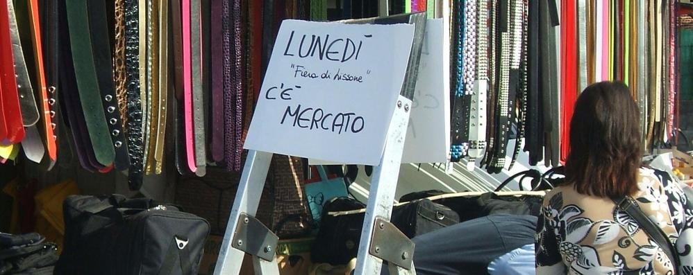 Cartelli al mercato per la fiera di Lissone - archivio