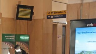Un monitor della stazione di Monza