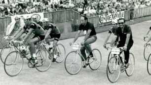 Il giro d’onore al termine del Tour de France del 1972, con Giorgio Albani in occhiali scuri ed Eddy Merckx, a sinistra, in maglia gialla