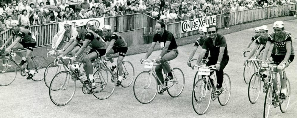 Il giro d’onore al termine del Tour de France del 1972, con Giorgio Albani in occhiali scuri ed Eddy Merckx, a sinistra, in maglia gialla