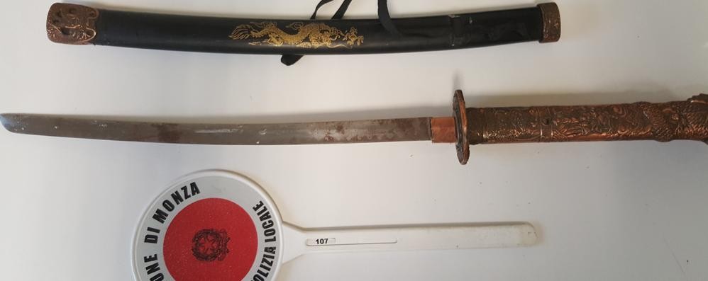 La katana brandita dall’uomo