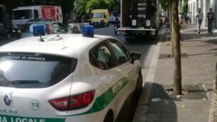 Una pattuglia della polizia locale in corso Milano