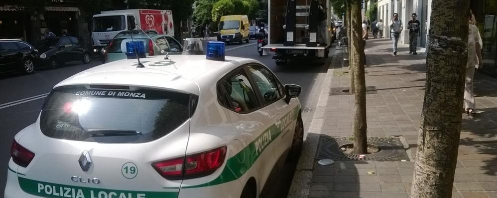 Una pattuglia della polizia locale in corso Milano