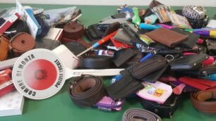 La merce sequestrata dalla polizia locale di Monza