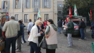 Il presidio dei sindacati davanti alla Prefettura di Monza