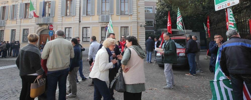 Il presidio dei sindacati davanti alla Prefettura di Monza