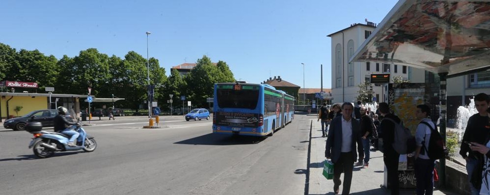 Monza , in piazza Castello la donna ha cercato di confondersi coi passanti