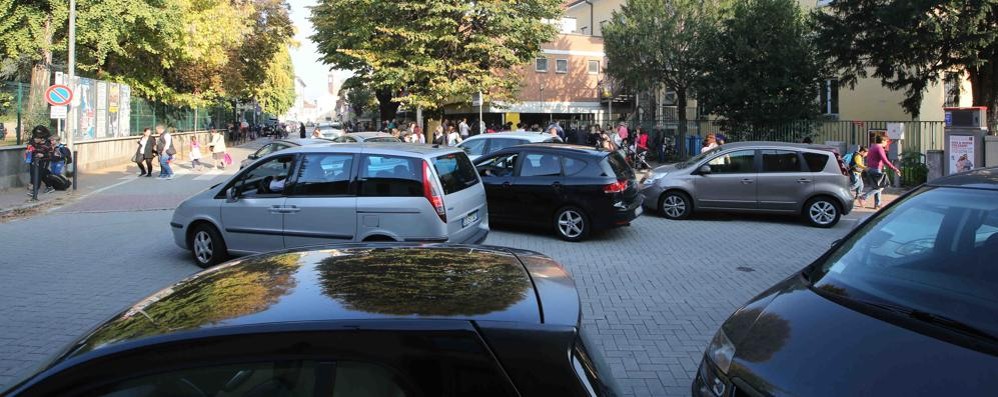 Monza Traffico via San Fruttuoso scuola Alfieri