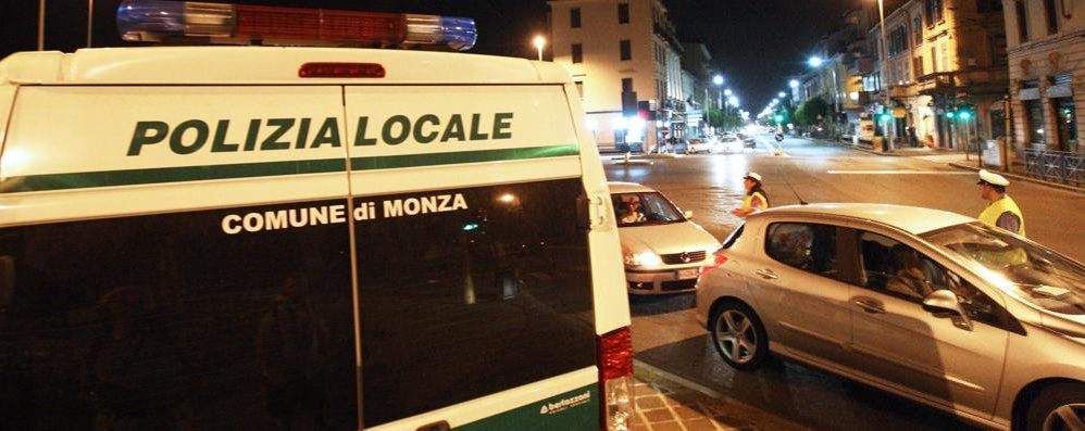 Un posto di controllo della polizia locale