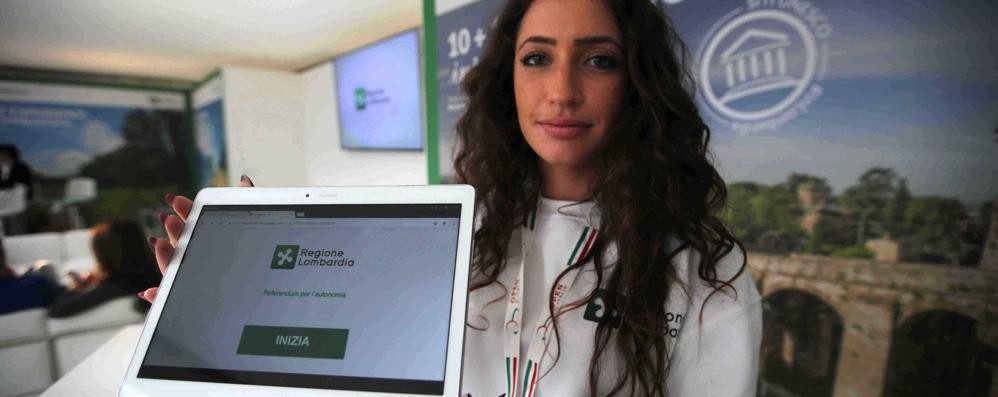 Tablet per il voto del referendum della Regione Lombardia