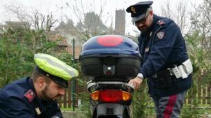 Gli agenti della stradale con lo scooter