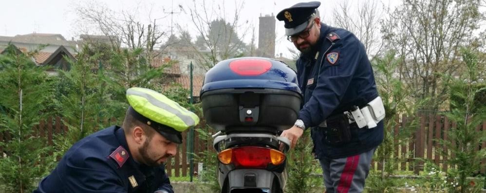 Gli agenti della stradale con lo scooter