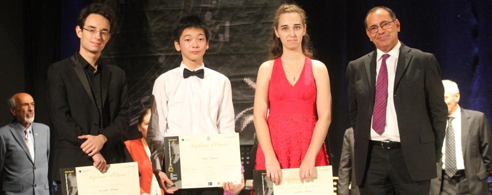 Seregno, il concorso pianistico Pozzoli: da sinistra Axel Trolese, il giapponese tredicenne Daisuke Yagi, la russa Elizaveta Kliuchereva