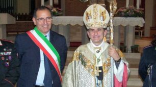 Seregno - Da sinistra, il maresciallo dei Carabinieri Ivano De Crescenzo, il commissario prefettizio Antonio Cananà, Monsignor Mario Delpini e l'ufficiale della Polizia locale Rita Castagna