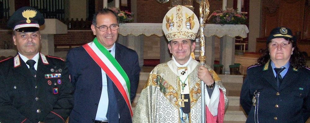 Seregno - Da sinistra, il maresciallo dei Carabinieri Ivano De Crescenzo, il commissario prefettizio Antonio Cananà, Monsignor Mario Delpini e l'ufficiale della Polizia locale Rita Castagna