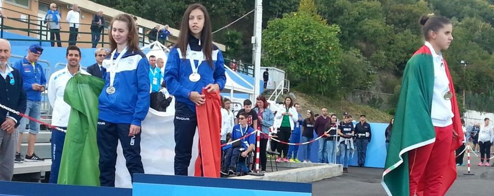 Margherita Paciolla (al centro) sul gradino più alto dei podio agli europei di Savona