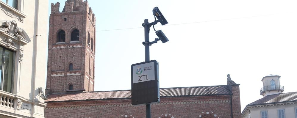 Le telecamere della ztl di Monza: anche Vimercate ha votato per il varco elettronico che sanziona le infrazioni