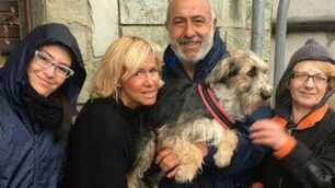 Caponago: il cagnolino Ketty in braccio a Riccardo Terzo con la padrona e le volontarie