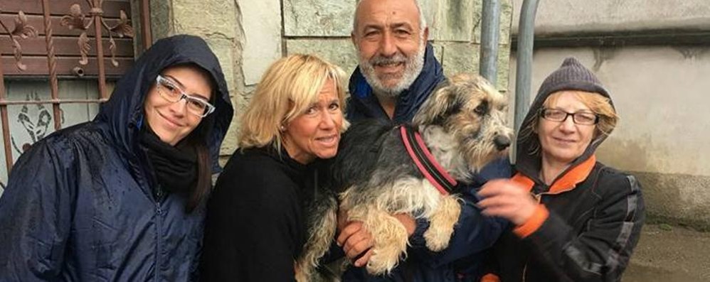 Caponago: il cagnolino Ketty in braccio a Riccardo Terzo con la padrona e le volontarie