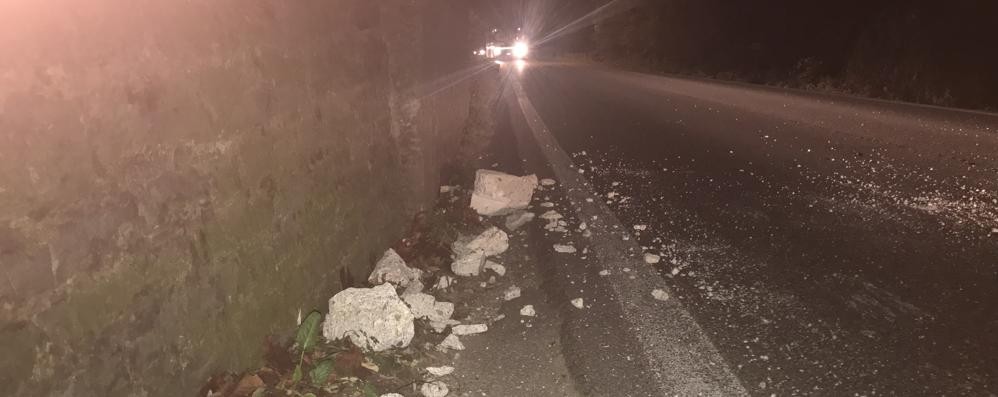 Arcore, caduta calcinacci dal ponte della ferrovia sulla strada dei boschi