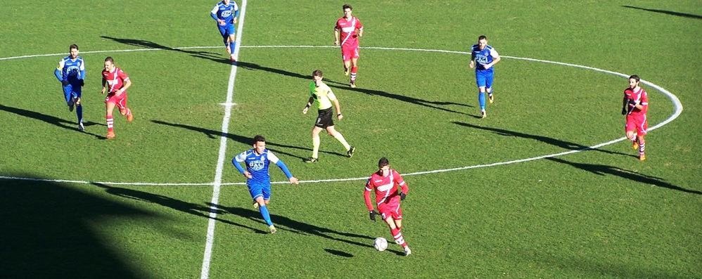 Calcio, Seregno: Matteo Cannizzaro prova a recuperare la sfera a metà campo