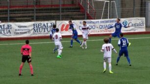 Calcio: una chiusura difensiva del Seregno nel primo tempo